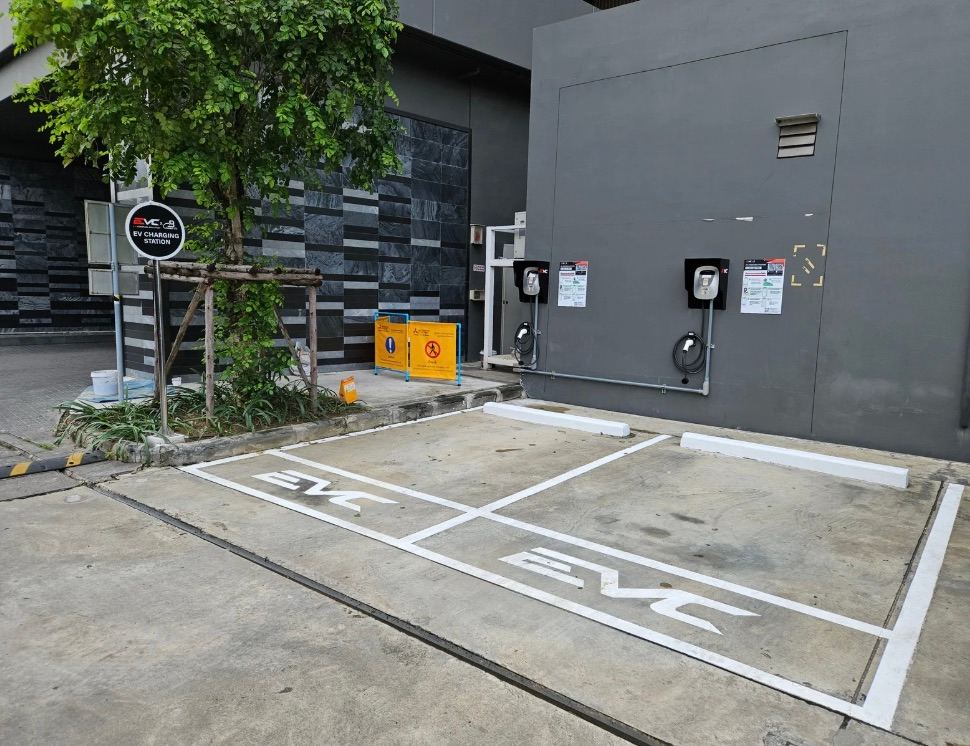 ป้ายสถานีชาร์จ EV และช่องจอดที่ทาสัญลักษณ์ EVC