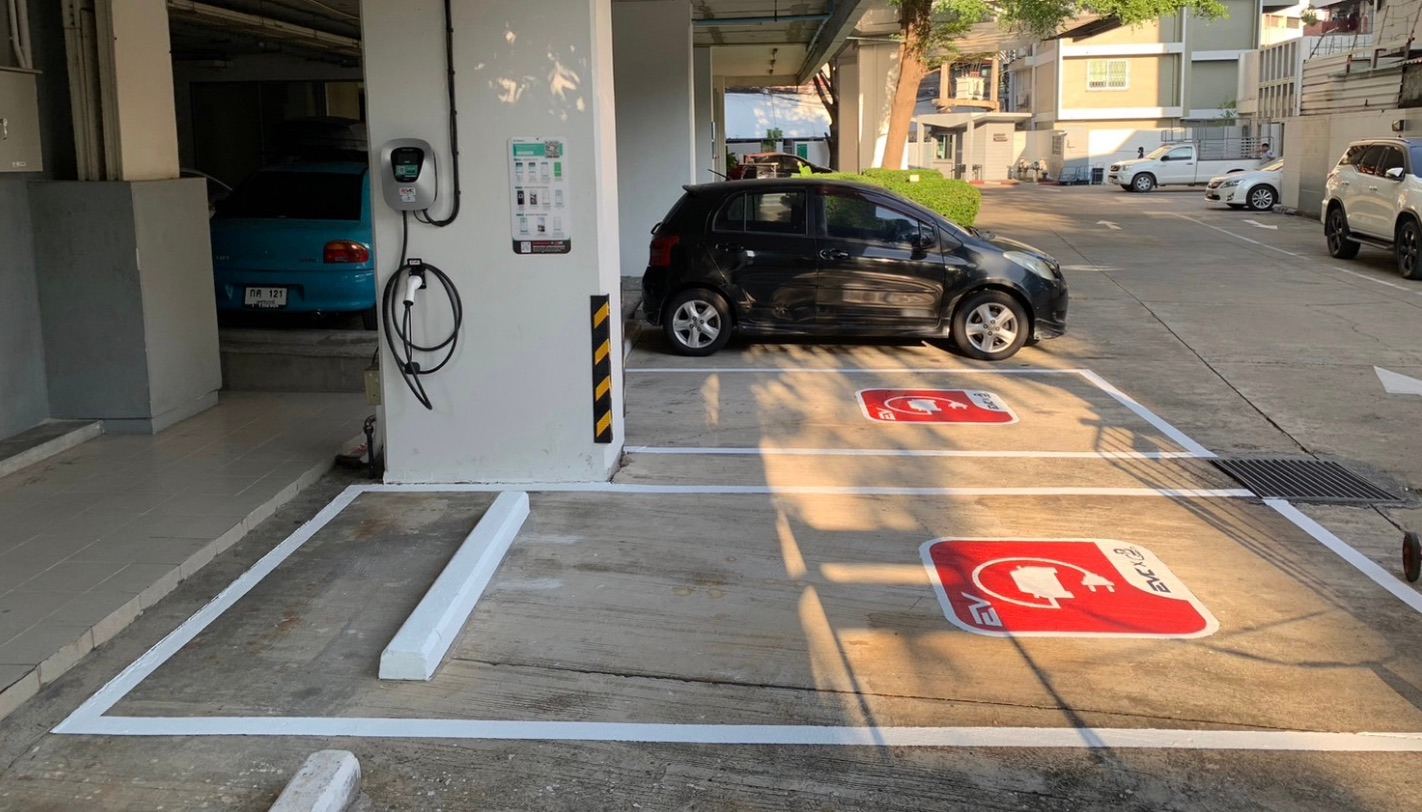 เครื่องชาร์จ EV ติดเสา พร้อมช่องจอดที่ทาสัญลักษณ์